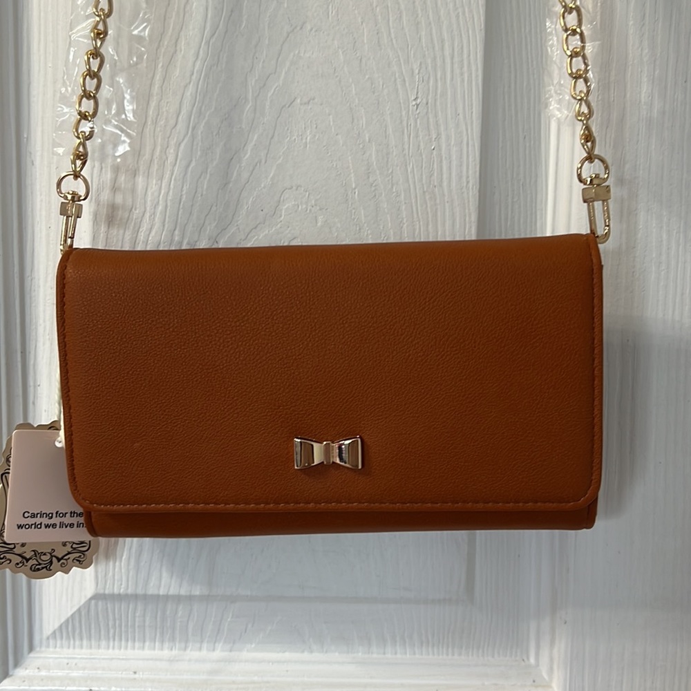 Women Luxury Clutches/Wristlet Chain Style Purse!